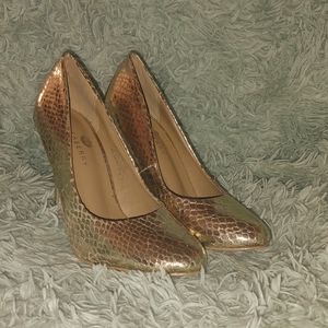 Size 6 Riverberry gold heels